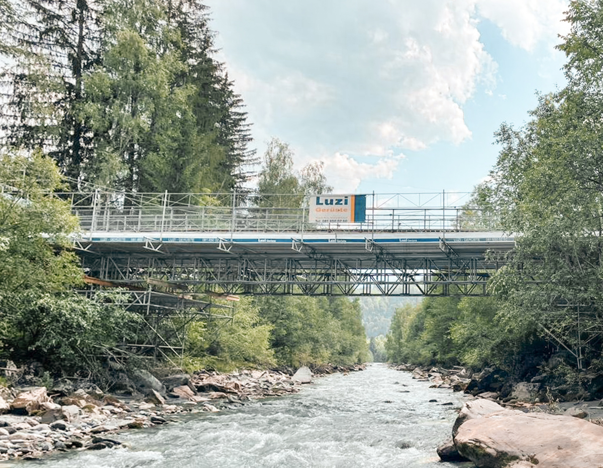 Gerüst frei gespannt über Rhein, Sanierung Fussgängerbrücke Fontanivas der Gemeinde Ilanz